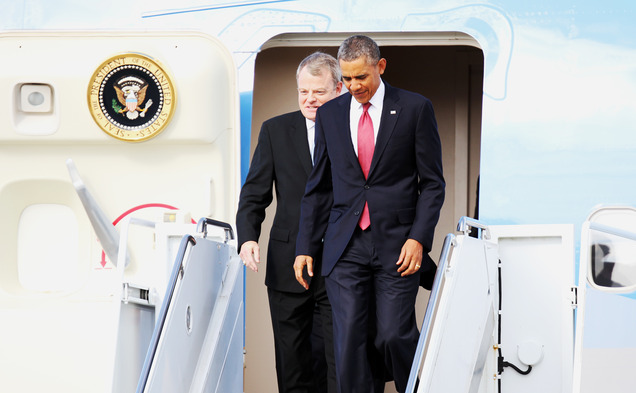 President Barack Obama exists airforce one.