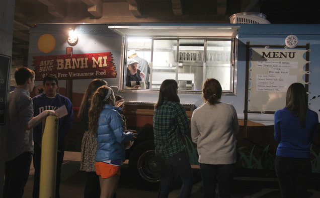DSUDAC members sample food from Bang Bang Banh Mi food truck.